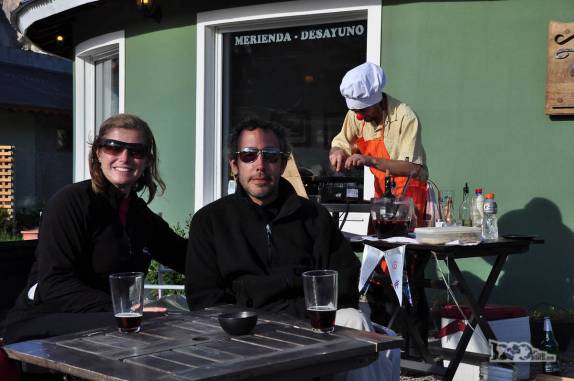 Depois de caminhada, lanche com cerveja no sol de fim de tarde em El Chaltén, ao lado do Parque Nacional Los Glaciares, na Argentina